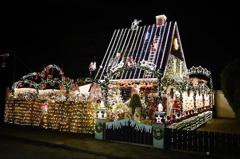 Es wird in der Delmenhorster Brechtstraße seit dem 1. Advent von insgesamt 60.000 Lichtern erhellt.