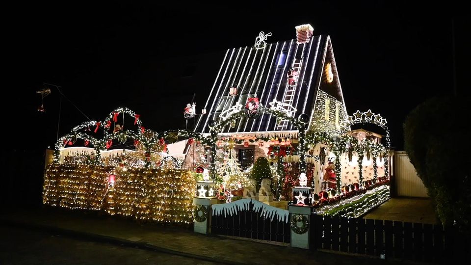 Es wird in der Delmenhorster Brechtstraße seit dem 1. Advent von insgesamt 60.000 Lichtern erhellt. Es wird in der Delmenhorster Brechtstraße seit dem 1. Advent von insgesamt 60.000 Lichtern erhellt.