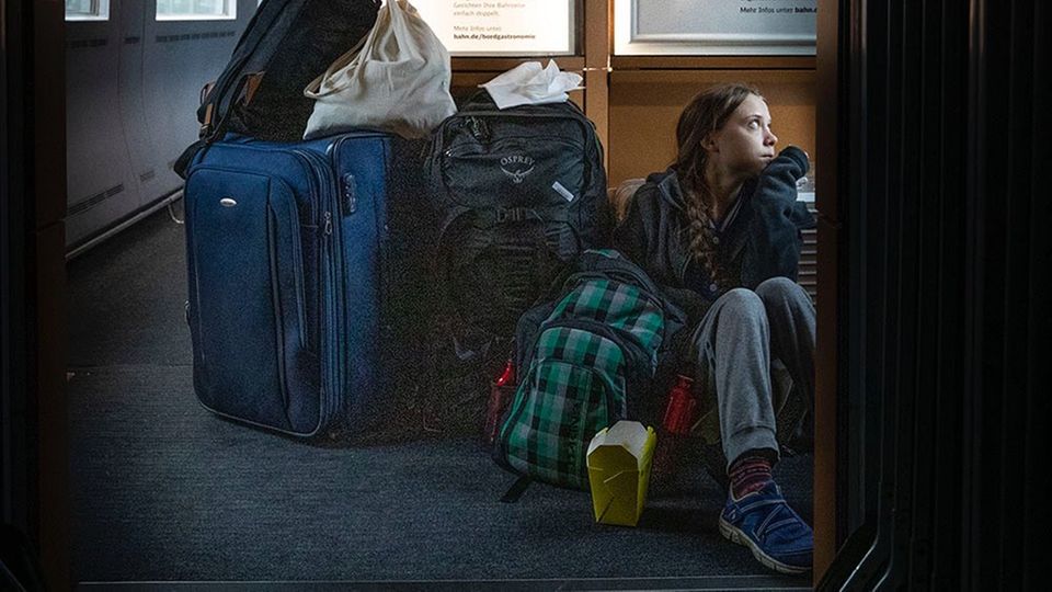 Die schwedische Klimaaktivistin Greta Thunberg in einer offenbar überfüllten Deutschen Bahn