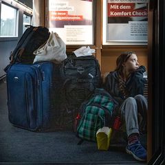 Die schwedische Klimaaktivistin Greta Thunberg in einer offenbar überfüllten Deutschen Bahn