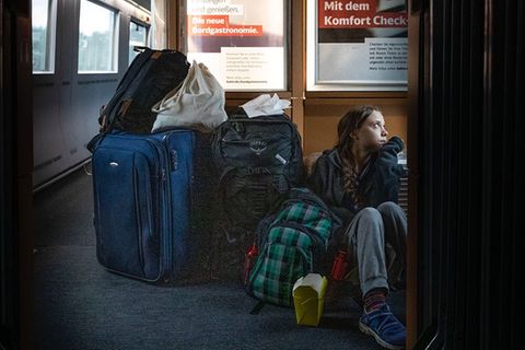 Die schwedische Klimaaktivistin Greta Thunberg in einer offenbar überfüllten Deutschen Bahn