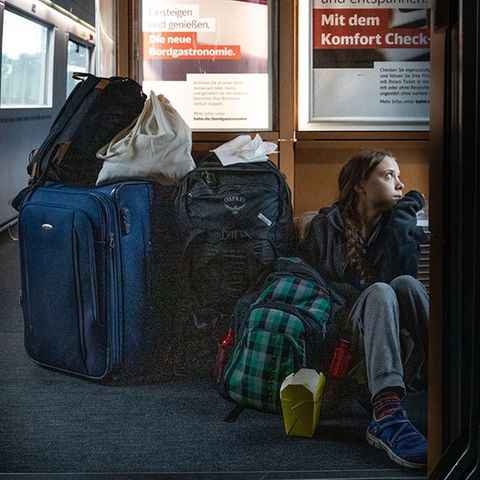 Die schwedische Klimaaktivistin Greta Thunberg in einer offenbar überfüllten Deutschen Bahn