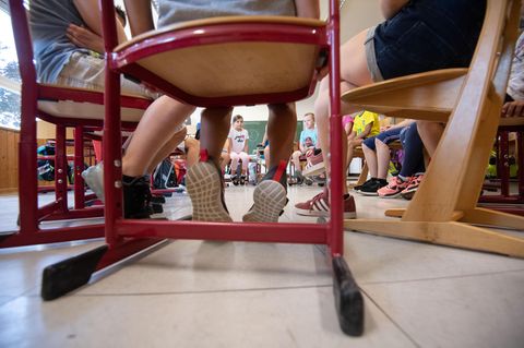 Schülerinnen und Schüler in einer Grundschule. Grundschulen sind vom Mangel an Schulleitern besonders betroffen.