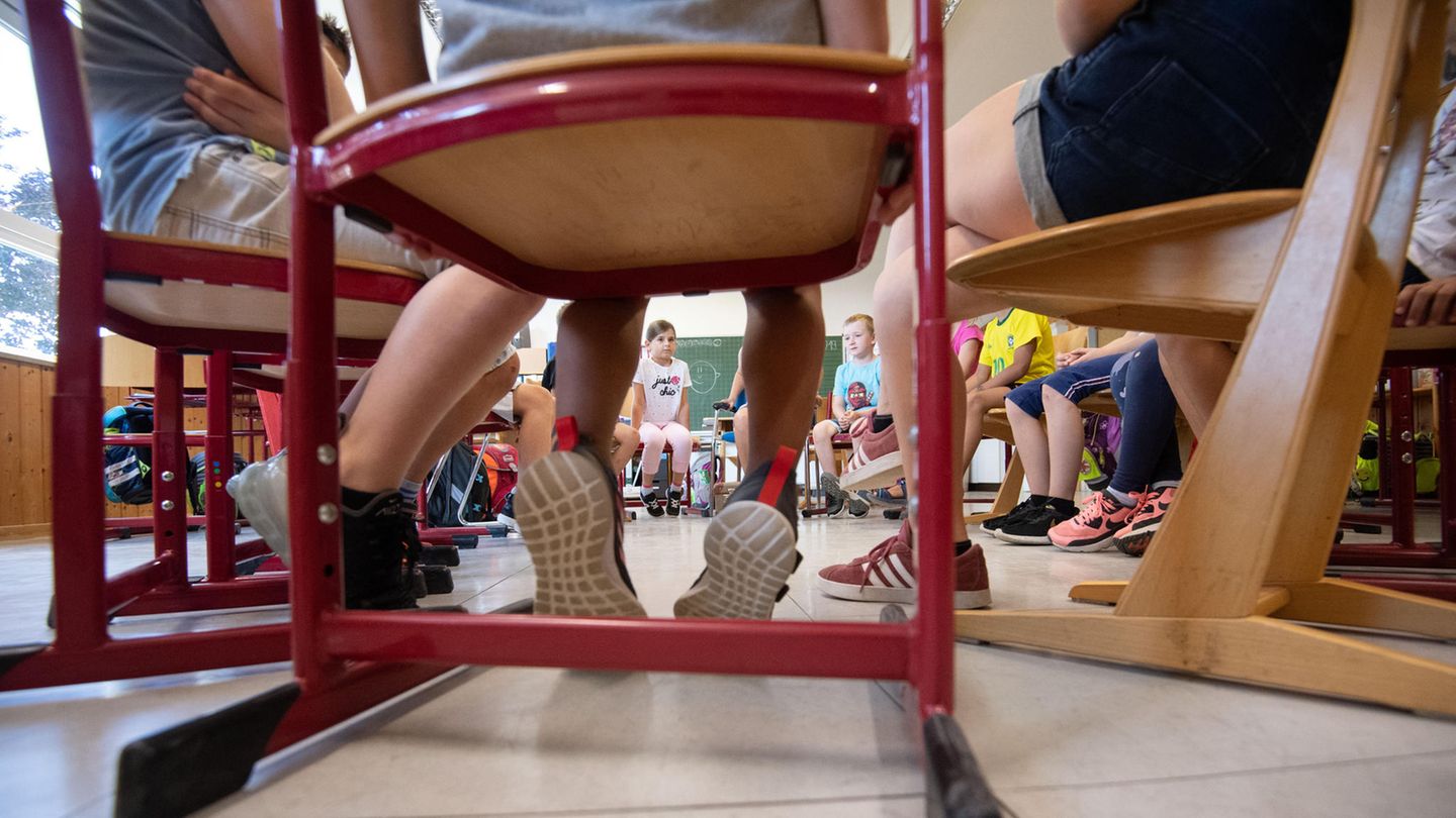 Schülerinnen und Schüler in einer Grundschule. Grundschulen sind vom Mangel an Schulleitern besonders betroffen.