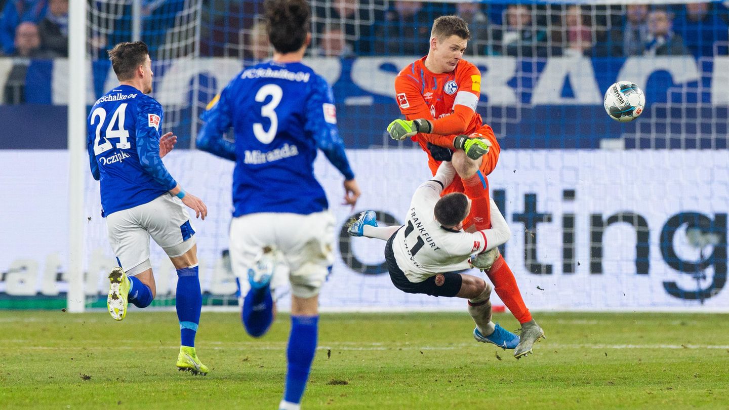 Alexander Nübel rammt Mijat Gacinovic brutal vom Platz