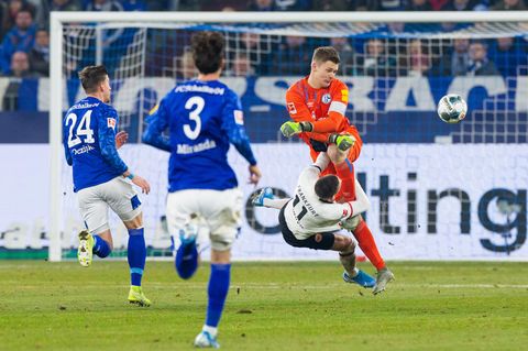 Alexander Nübel rammt Mijat Gacinovic brutal vom Platz