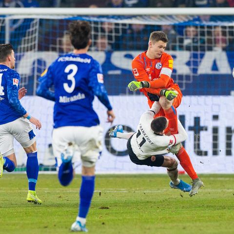 Alexander Nübel rammt Mijat Gacinovic brutal vom Platz