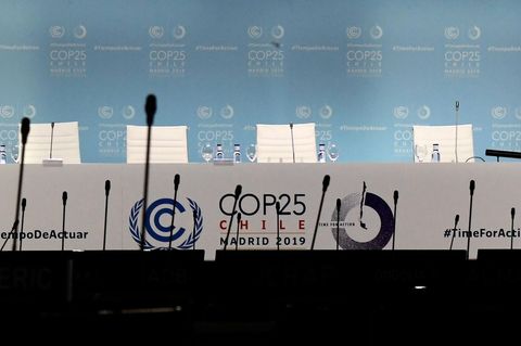 Leere Stuhlreihen vor der Bühne bei der UN-Klimakonferenz in Madrid