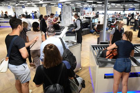 Flugreisende stehen in einer neu errichteten Halle im Terminal 1 des Frankfurter Flughafens an einer Passagierkontrolle