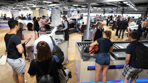 Flugreisende stehen in einer neu errichteten Halle im Terminal 1 des Frankfurter Flughafens an einer Passagierkontrolle