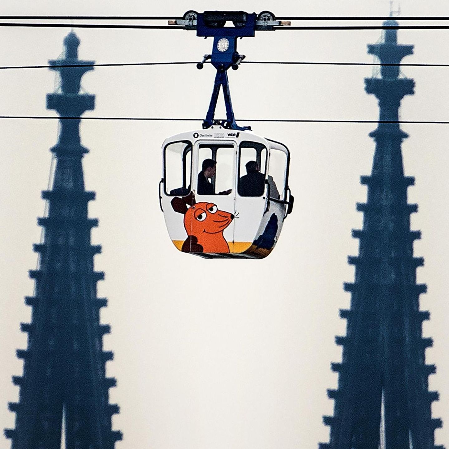 28.03.2019, Nordrhein-Westfalen, Köln: Eine Seilbahngondel der Kölner Seilbahn fährt über den Rhein, im Hintergrund sind die Spitzen des Kölner Doms zu sehen. Nach mehr als anderthalb Jahren Zwangspause fährt die Kölner Seilbahn wieder. Die Seilbahn war... 28.03.2019, Nordrhein-Westfalen, Köln: Eine Seilbahngondel der Kölner Seilbahn fährt über den Rhein, im Hintergrund sind die Spitzen des Kölner Doms zu sehen. Nach mehr als anderthalb Jahren Zwangspause fährt die Kölner Seilbahn wieder. Die Seilbahn war...