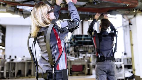 Audi testet Exoskelette für Tätigkeiten im Überkopfbereich.