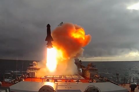 Raketenstart von einem Kreuzer der Kirow-Klasse.
