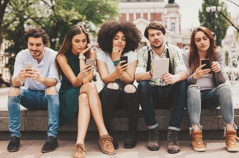 Das Smartphone ist für viele junge Menschen längst nicht mehr wegzudenken (Symbolbild)