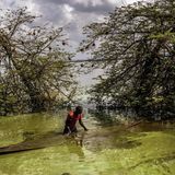 Ein Mann ­versteckt sein Boot