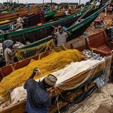 Die Männer in ­Kasensero ordnen ihre ­Fischernetze