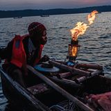 Ein ­Fischer präpariert die Petroleumleuchte, um damit Silber­fische anzulocken