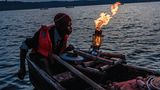 Ein ­Fischer präpariert die Petroleumleuchte, um damit Silber­fische anzulocken