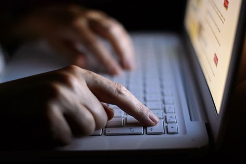 Microsoft warnt vor Trojanern – Person tippt am Laptop (Symbolfoto)