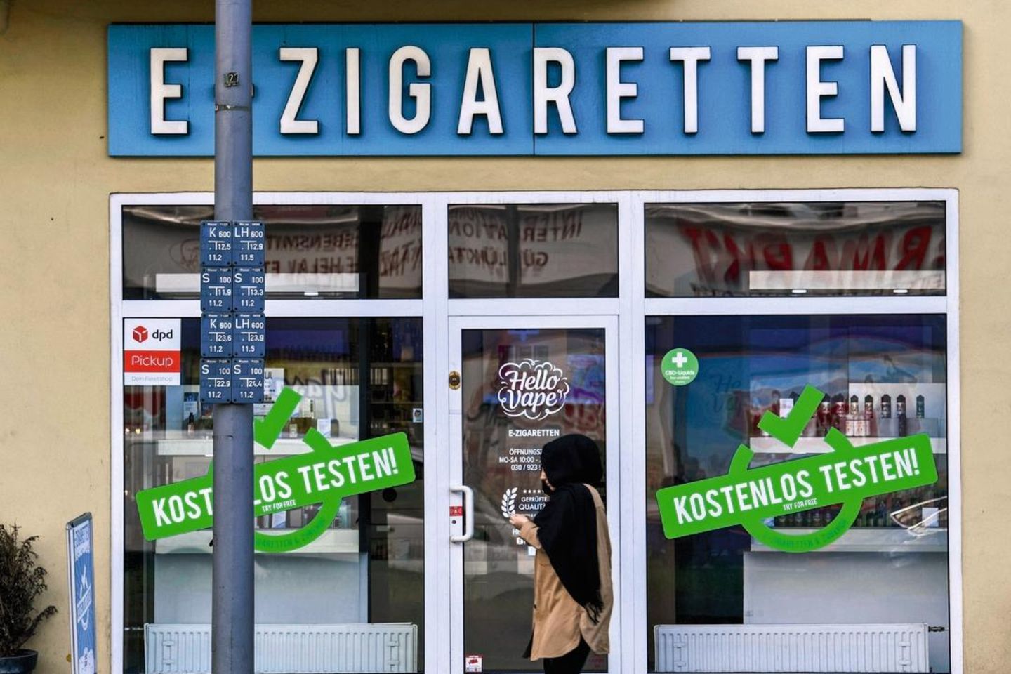 Geschaeft E-Zigaretten, Dominicusstrasse, Schoeneberg, Berlin, Deutschland [ Rechtehinweis: picture alliance/Bildagentur-online ]