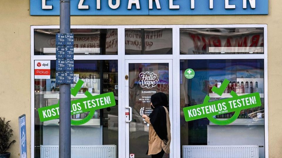 Geschaeft E-Zigaretten, Dominicusstrasse, Schoeneberg, Berlin, Deutschland [ Rechtehinweis: picture alliance/Bildagentur-online ]