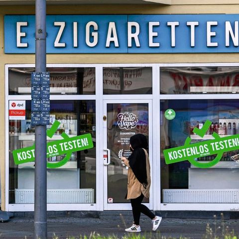 Geschaeft E-Zigaretten, Dominicusstrasse, Schoeneberg, Berlin, Deutschland [ Rechtehinweis: picture alliance/Bildagentur-online ]