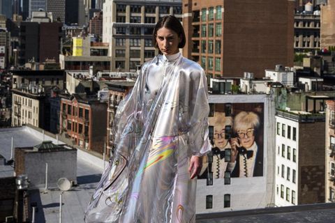 8500 Euro  hat dieses hübsche Kleid gekostet.