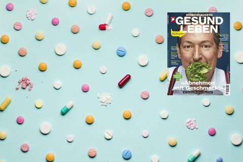 Medikamente entsorgen: Tabletten liegen auf einem blauen Untergrund