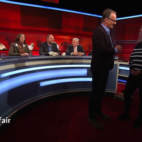 Moderator Frank Plasberg reagierte gelassen, ließ die Dame ihr Anliegen vortragen und bat sie anschließend von der Bühne
