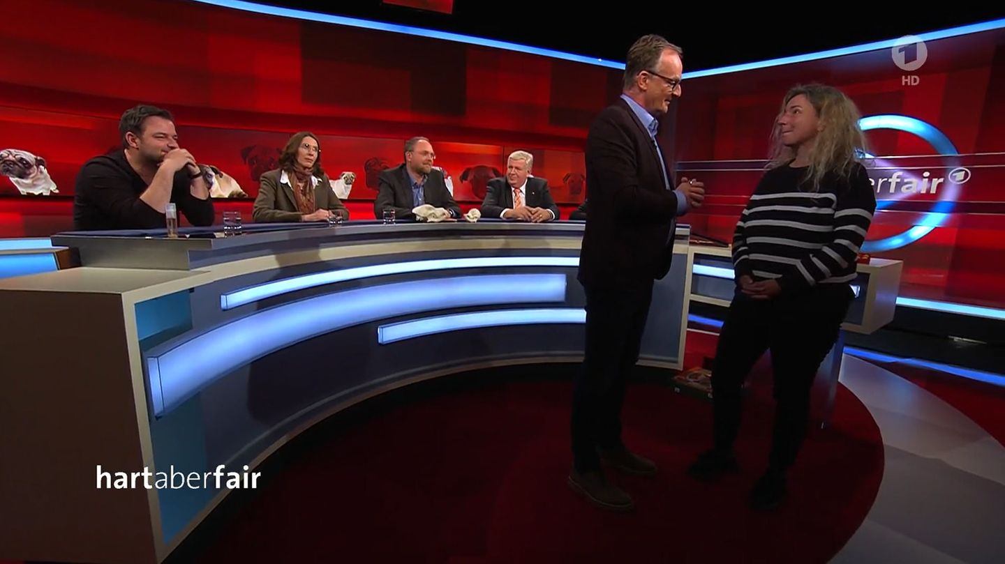 Moderator Frank Plasberg reagierte gelassen, ließ die Dame ihr Anliegen vortragen und bat sie anschließend von der Bühne