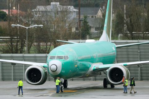 Mitarbeiter stehen neben einer Boeing 737 Max am Renton Municipal Airport in den USA