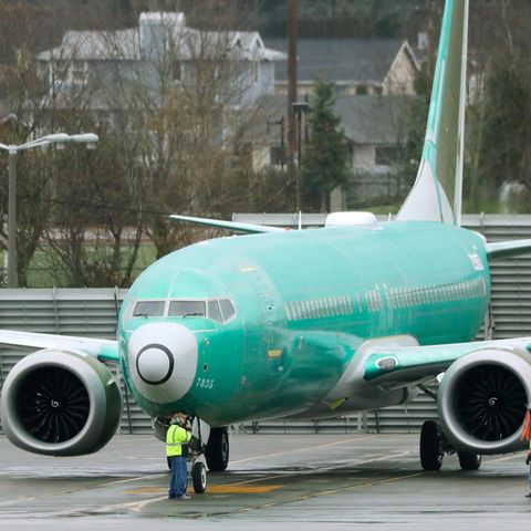 Mitarbeiter stehen neben einer Boeing 737 Max am Renton Municipal Airport in den USA