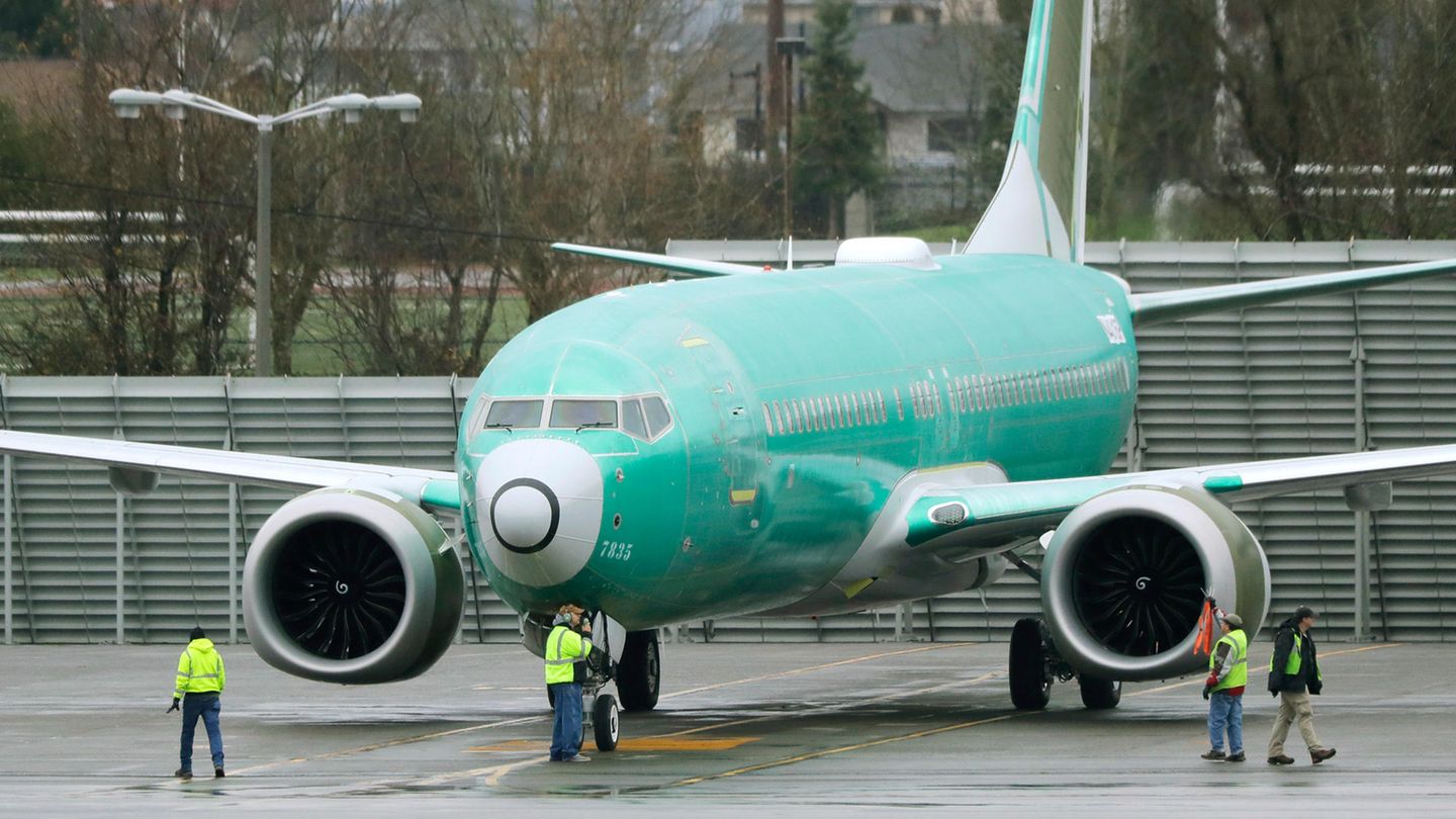 Mitarbeiter stehen neben einer Boeing 737 Max am Renton Municipal Airport in den USA