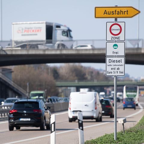 Ein Schild weist auf das Diesel-Fahrverbot für Dieselfahrzeuge unter Euro 5 hin