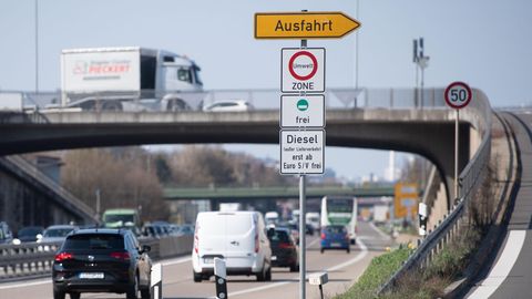 Ein Schild weist auf das Diesel-Fahrverbot für Dieselfahrzeuge unter Euro 5 hin