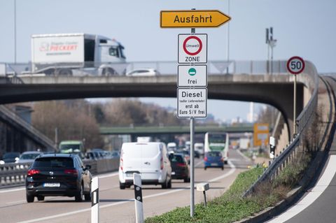 Ein Schild weist auf das Diesel-Fahrverbot für Dieselfahrzeuge unter Euro 5 hin