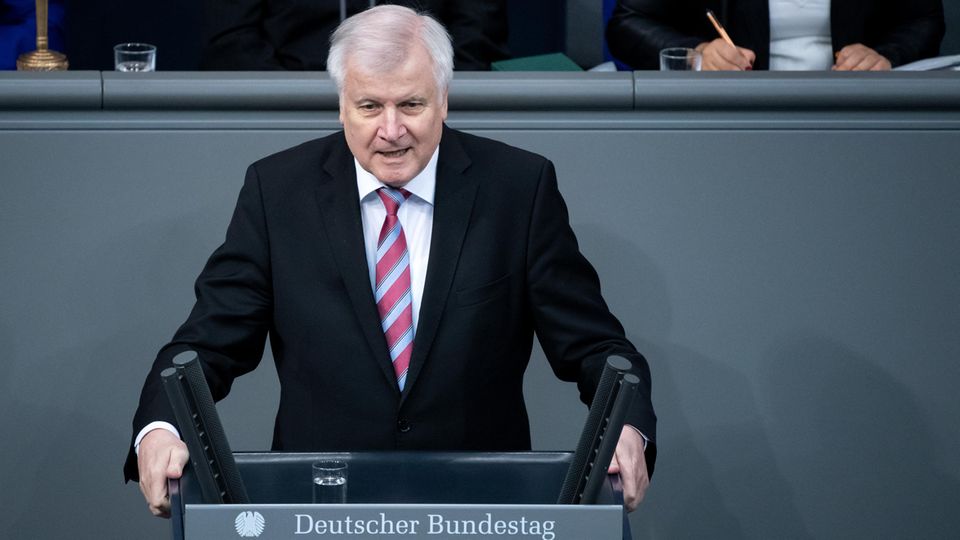 Horst Seehofer will rasche Überprüfung von Behörden auf Rechtsradikale