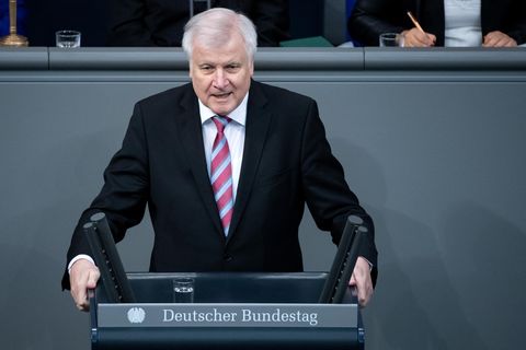 Horst Seehofer will rasche Überprüfung von Behörden auf Rechtsradikale