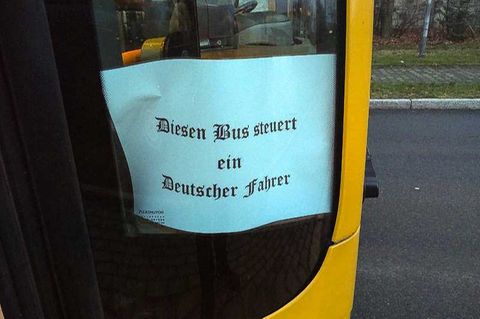 Ein Zettel in einem Linienbus der Dresdner Verkehrsbetriebe (DVB)