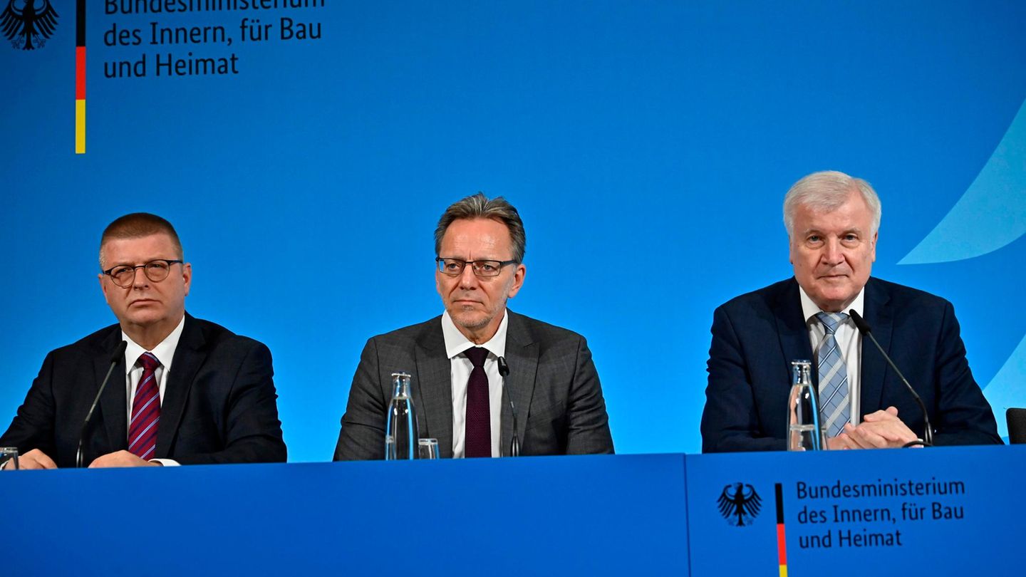 Gegen Rechtsextremismus: Verfassungsschutzpräsident Thomas Haldenwang, BKA-Chef Holger Münch und Innenminister Horst Seehofer