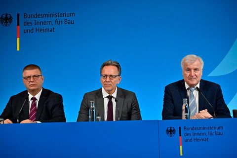 Gegen Rechtsextremismus: Verfassungsschutzpräsident Thomas Haldenwang, BKA-Chef Holger Münch und Innenminister Horst Seehofer