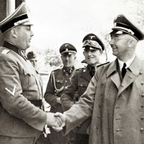 Rudolf Höß (l.), der Kommandant von Auschwitz, begrüßt den Reichsführer SS Heinrich Himmler bei einem Besuch im Konzentrationslager