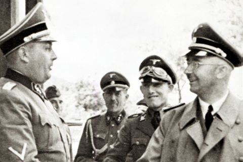 Rudolf Höß (l.), der Kommandant von Auschwitz, begrüßt den Reichsführer SS Heinrich Himmler bei einem Besuch im Konzentrationslager