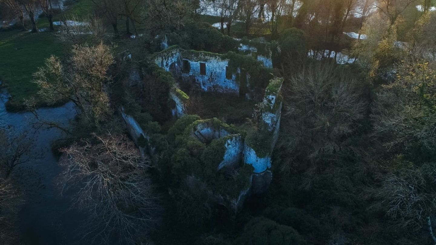 Das Schloss liegt auf drei Inseln im Fluss Charente im Südwesten Frankreichs.