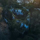 Das Schloss liegt auf drei Inseln im Fluss Charente im Südwesten Frankreichs.