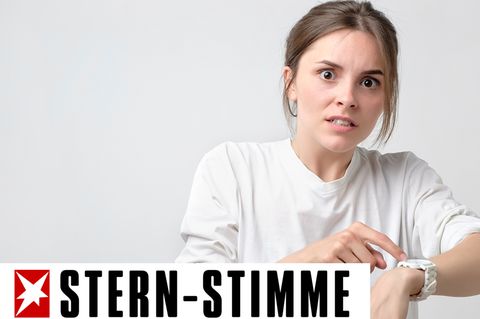 Frau zeigt hektisch auf ihre Uhr
