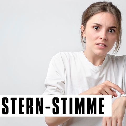 Frau zeigt hektisch auf ihre Uhr Frau zeigt hektisch auf ihre Uhr