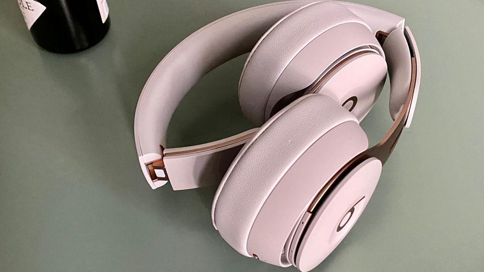 Neue Kopfhörer: Die Scharniere und Bügel sind beim Beats Solo Pro deutlich stabiler als bei den Vorgängern. Klappt man die Bügel auf, schaltet er sich ein Die Scharniere und Bügel sind beim Beats Solo Pro deutlich stabiler als bei den Vorgängern. Klappt man die Bügel auf, schaltet er sich ein