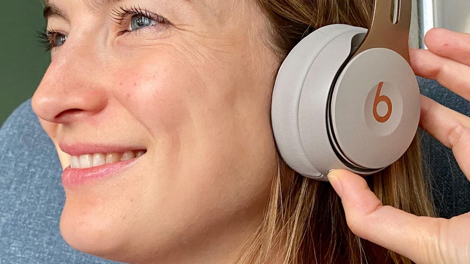 Neue Kopfhörer: Mit dem Button auf der Unterseite der linken Seite wechselt man zwischen Noise-Canceling und dem Transparenz-Modus Mit dem Button auf der Unterseite der linken Seite wechselt man zwischen Noise-Canceling und dem Transparenz-Modus