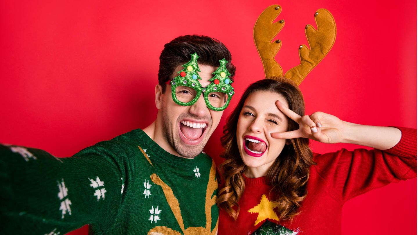 Hässliche Weihnachtspullover liegen im Trend